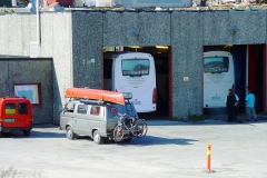 Norwegen. Man leiht mir einen Wagenheber zum Auswechseln der gebrochenen Hinterfedern, die der ADAC problemlos per Flugzeug geschickt hat.