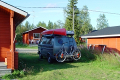 Finnland. Campingplatz mit Kota. Abends gemütlich am Flackerchen.