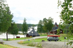 Schweden. Im Hintergrund eine Kota für 60 Personen.