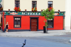 Irland, 9 Pubs in einer Straße von 500 m Länge.