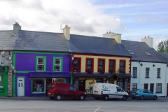 Irland, 9 Pubs in einer Straße von 500 m Länge.