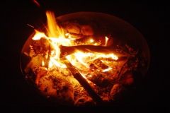Flackerchen in Feuerschale  -  geht immer mit auf Reisen.