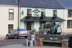 Irland, 9 Pubs in einer Straße von 500 m Länge.