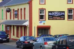 Irland, 9 Pubs in einer Straße von 500 m Länge.