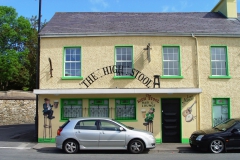 Irland, 9 Pubs in einer Straße von 500 m Länge.