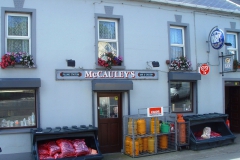 Irland, 9 Pubs in einer Straße von 500 m Länge.