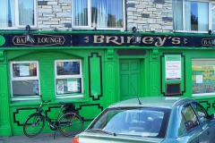 Irland, 9 Pubs in einer Straße von 500 m Länge.