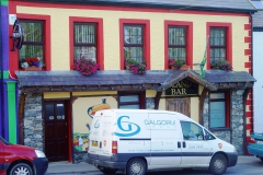 Irland, 9 Pubs in einer Straße von 500 m Länge.