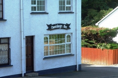Irland, 9 Pubs in einer Straße von 500 m Länge.