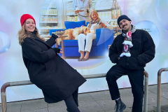 Budni Berlin mit Carlos & Paula vor Budni in Berlin